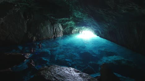 In-Einer-Blauen-Höhle-In-Den-Calanques-In-Marseille.